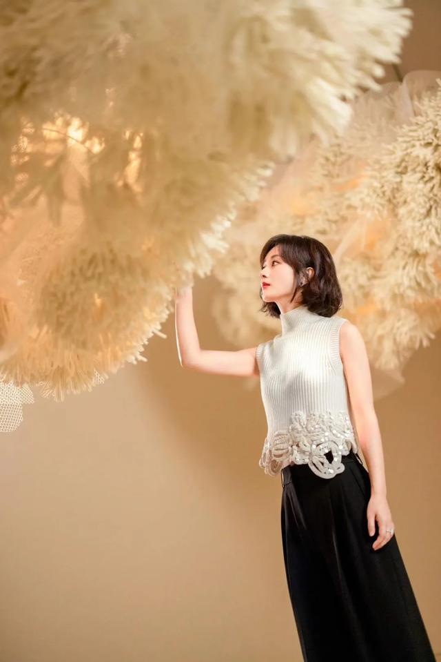 赵丽颖|这简直就是“换人设”嘛！微卷短发尽显自然之美