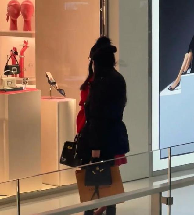 李湘王诗龄逛街被偶遇,母女人手一个爱马仕,俩人全身行头近60万