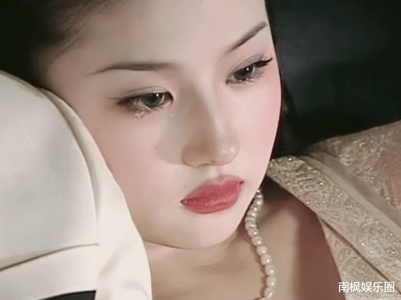 刘亦菲晒海边美照!腰臀比太绝,37岁似少女,胖一丝累赘、瘦一点没味