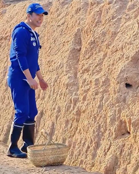 55岁毛宁近照曝光,脖子纹路深,老人相凸显,网友:像个老嫂子