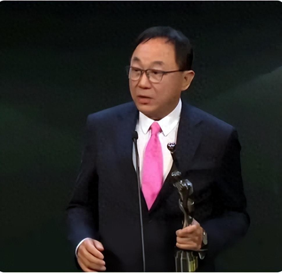 许冠文：81岁高龄夺得“金像奖”最佳男配角奖，再创演艺高峰