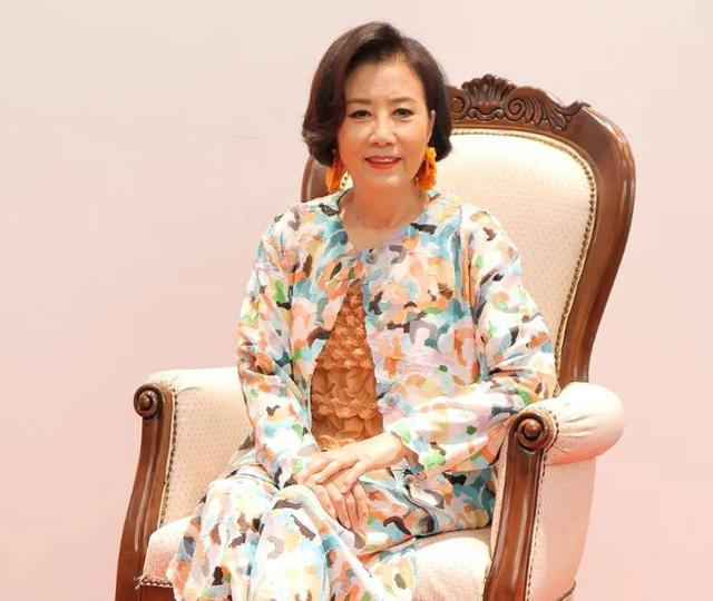 汪明荃头顶花白满脸皱纹太真实，虽然穿着花花绿绿，但是真的老了