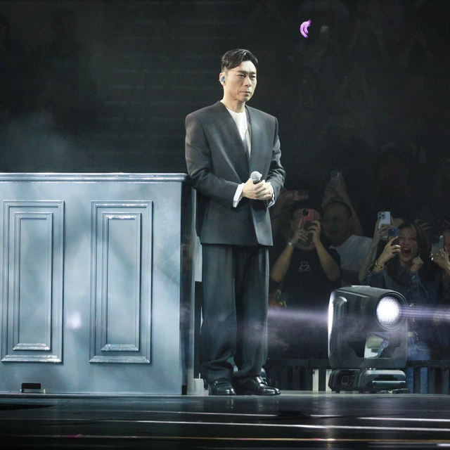 郑秀文演唱会造型超霸气,与许志安罕见同台,保持距离不再秀恩爱