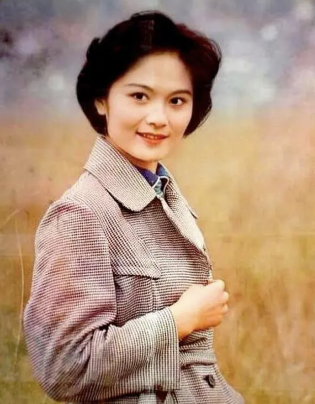 她曾是央视美女主持人，嫁给了军委副主席之子，离婚后成知名画家