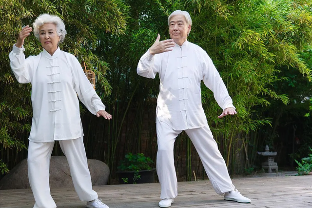 医生劝告:过了65岁的老人,宁可躺着不动,也别出门去做这几件事