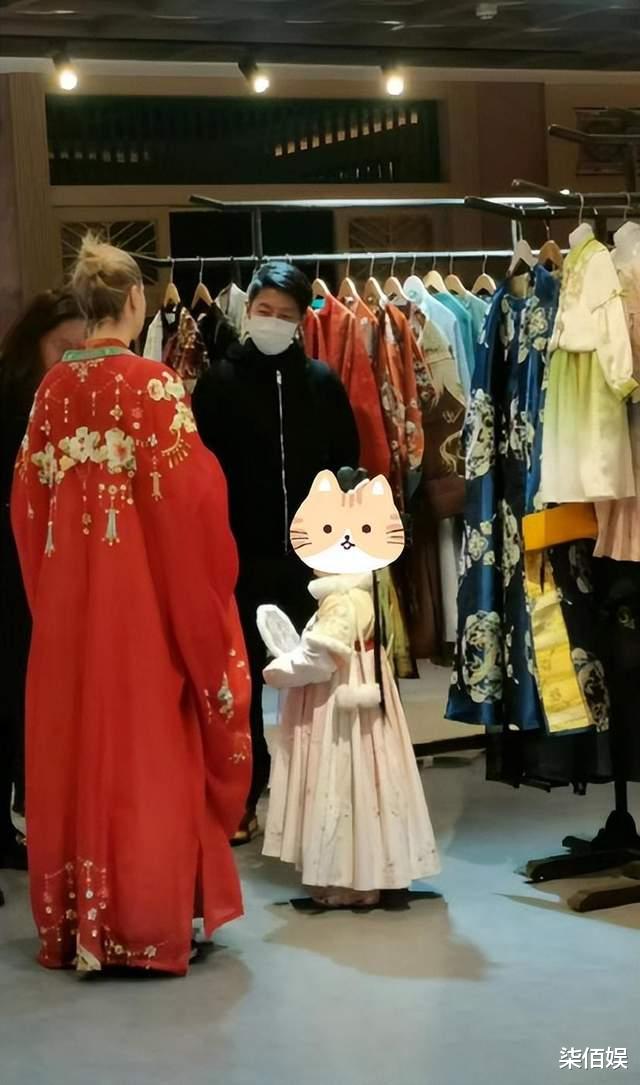 撒贝宁一家游南京,女儿穿汉服更受宠,李白腰线比老公高长腿抢镜