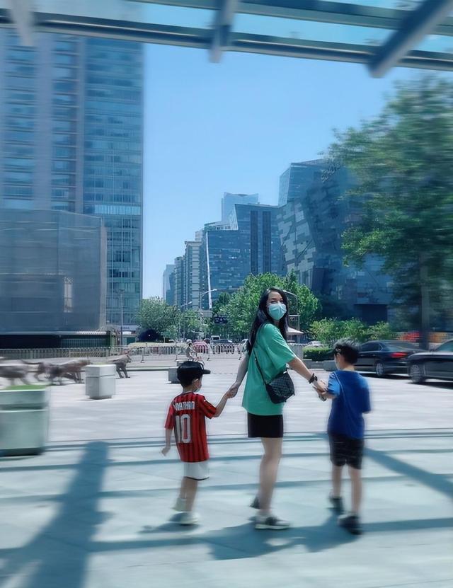 靳东老婆庆小儿子满7岁,弟弟近照曝光长大了,嘴巴像爸爸超帅气