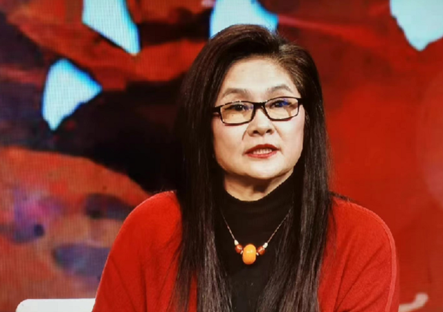 她是80年代央视美女主持，嫁给军委副主席之子，离婚后以卖画为生