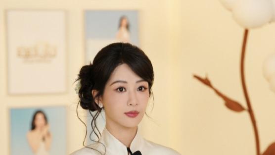 杨紫正式出发巴黎，当火炬手放弃出席白玉兰得不偿失？实则很明智