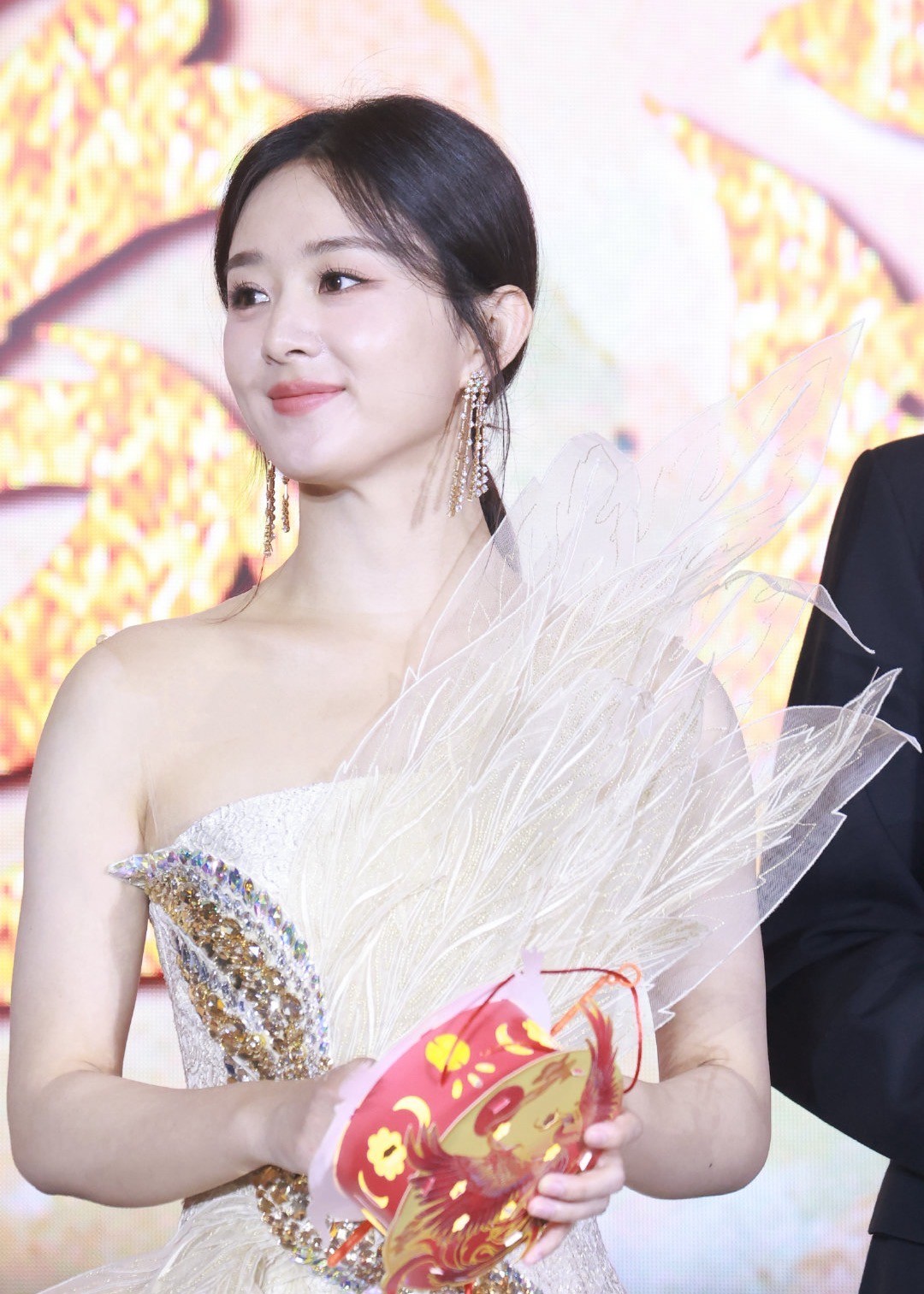 柳叶眉樱桃嘴,生图女星还得看36岁赵丽颖,珠圆玉润,尽显东方美