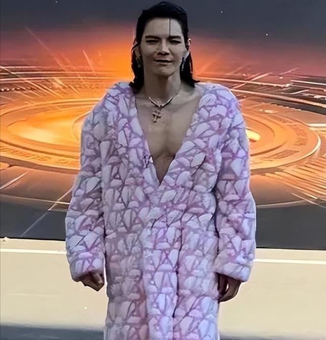 向佐广州k11与男友人吃寿司,打扮正常,路人镜头下面容苍老颓废