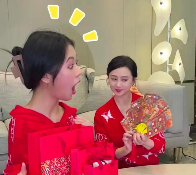 翁虹布置新年,17岁女儿帮忙,她穿短衣秀出大长腿,身材比妈妈好