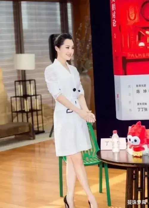 许晴和冯小刚合体照罕见流出，穿蕾丝上衣差点“撑爆”，冯小刚一脸得意很享受