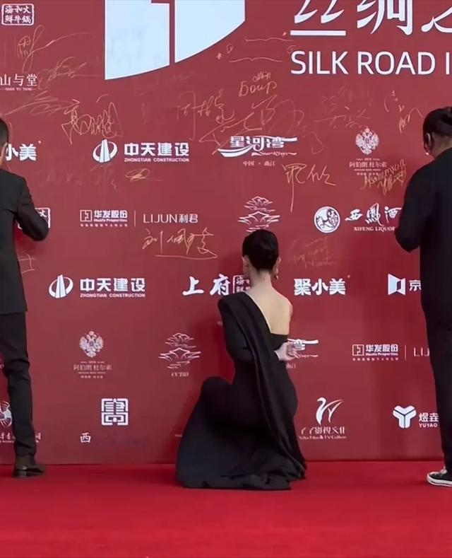 西安这晚，王大治和苗圃同框，胖到差点认不出，闫妮这身材绝了