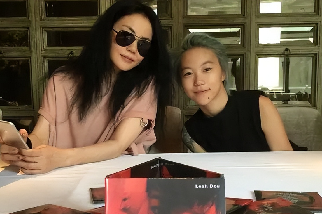 窦靖童:妈妈过的很好,但落魄的父亲,却是我每天的牵挂!