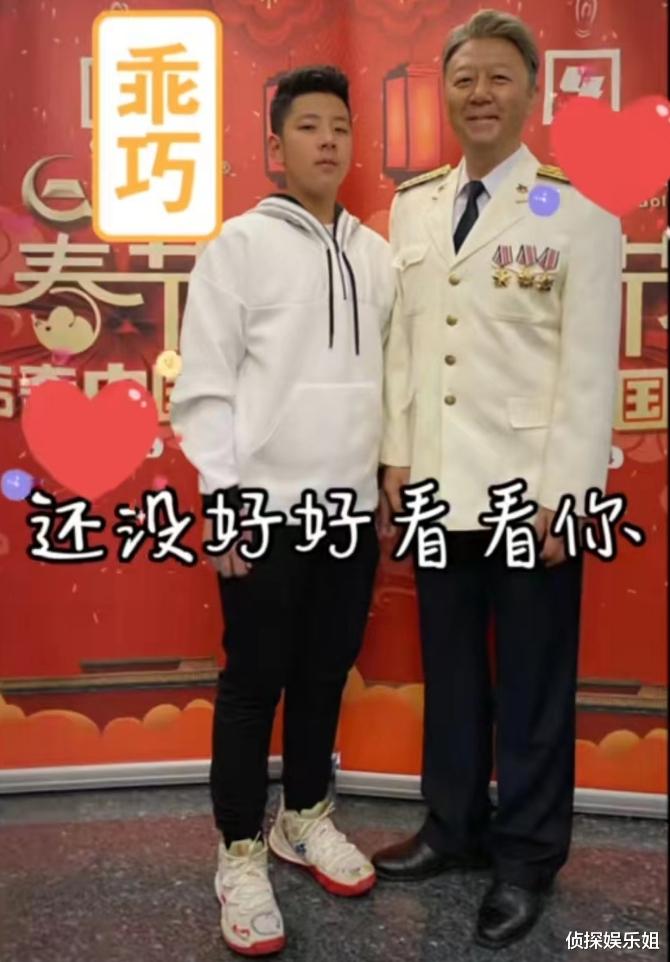 郭涛端午携儿子送祝福,17岁石头长成单眼皮帅哥,满身腱子肉抢镜