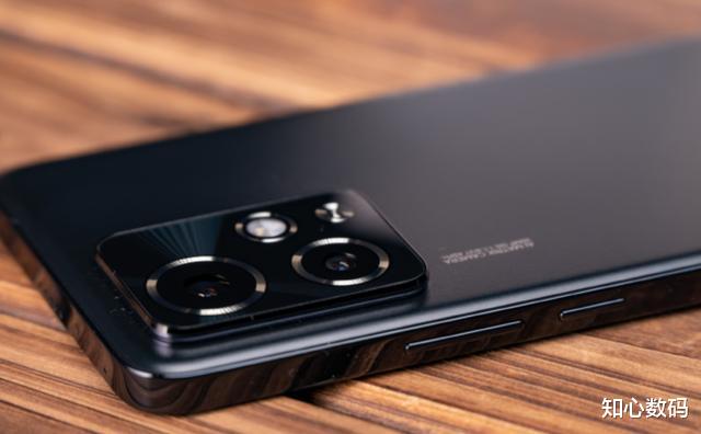 旗舰机中的“黑马”,12GB+256GB跌至1898元,如今售价更亲民