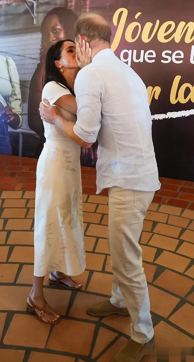 梅根在慈善晚会上与闺蜜凯莉·麦基·扎芬深情牵手