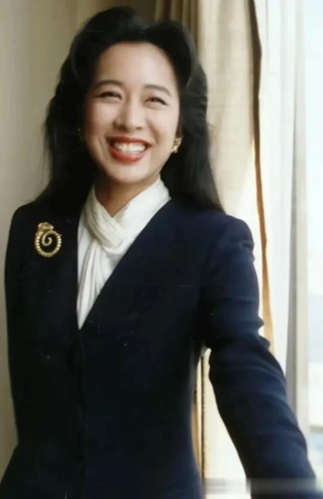 郭晶晶一家在哈尔滨旅行,78岁霍震霆抱着小孙女霍中怡,太有爱了