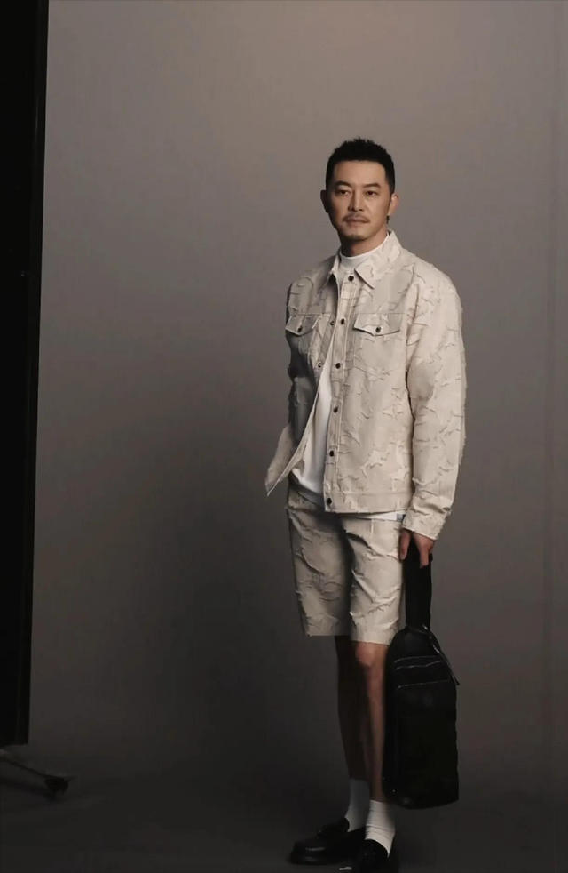 我的天沙溢瘦了这么多,如今暴瘦36斤,闫妮竟都没认出来,太帅了