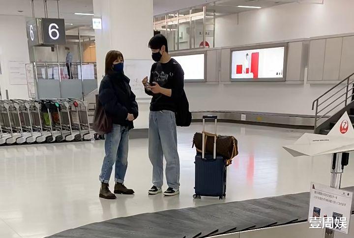 62岁关之琳跟异性同游日本,两人在机场被偶遇,网友:那个男的是谁?