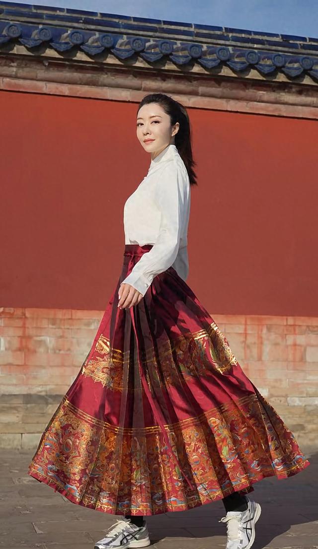 44岁熊黛林现身北京天坛，穿马面裙配波鞋，为家人祈福，无人认出