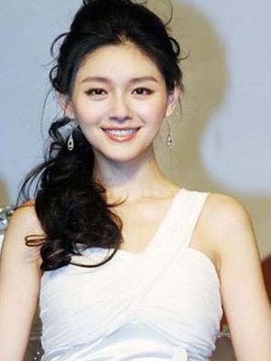 已揭晓：全程陪伴大S儿女送骨灰的神秘人物是谁