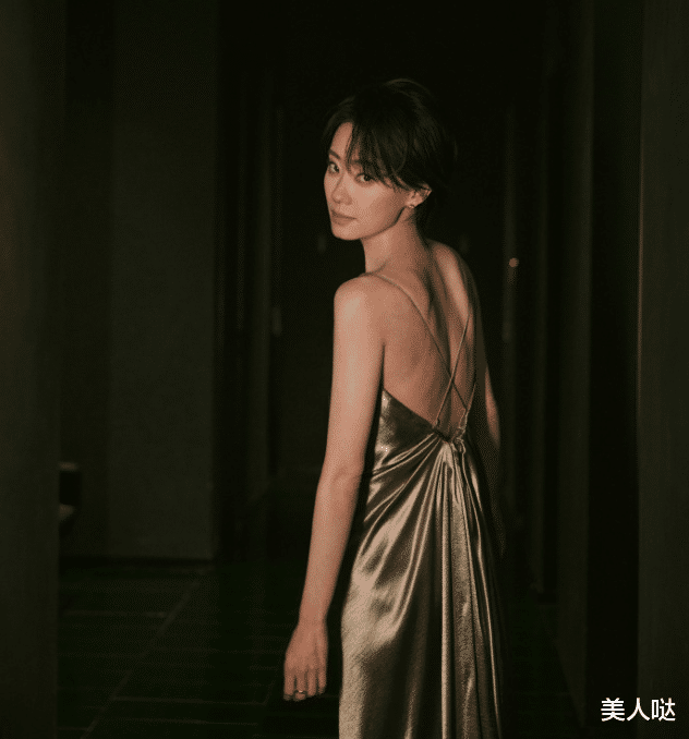 张小斐换个风格变化大,短发配荡领吊带裙又美又飒,美的让人忽视了性别