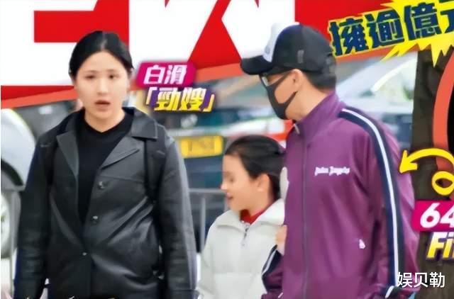 何家劲全家福曝光，妻子与两任女友颜值相差大，女儿遗传妈妈长相
