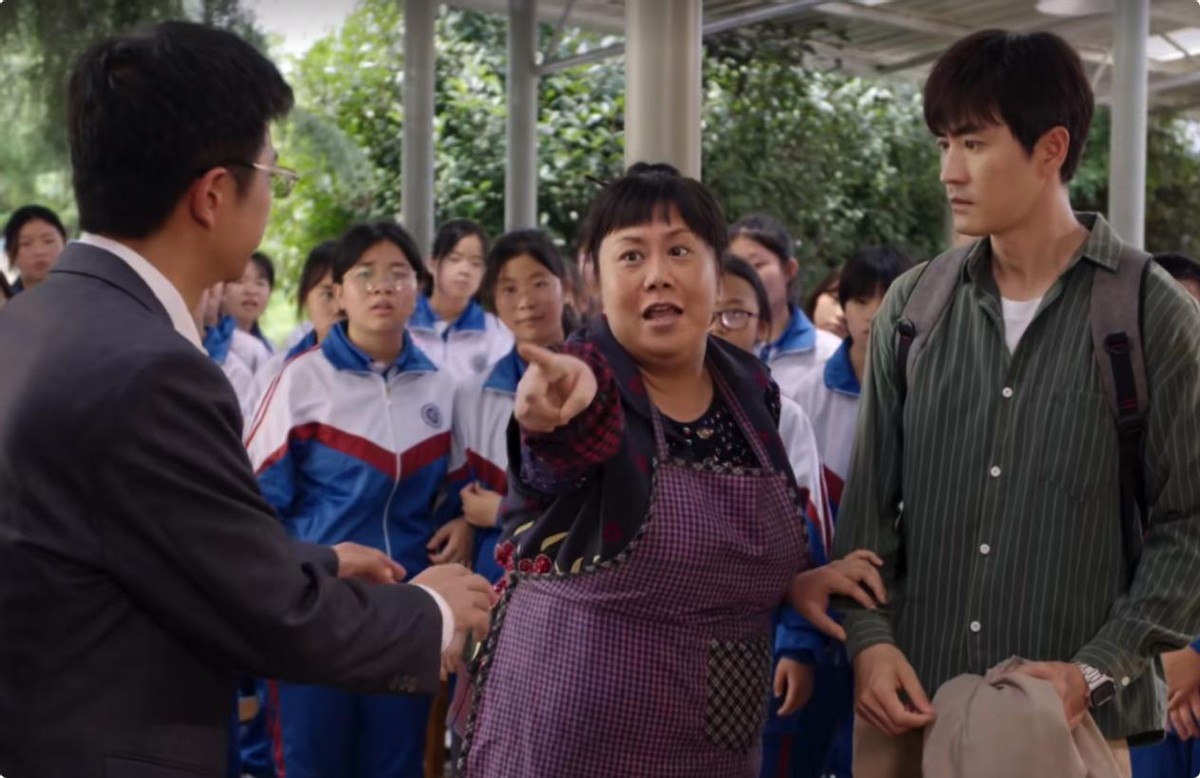 佟丽娅新剧成黑马,开播就冲上飙升榜第一,连刷2集收不住