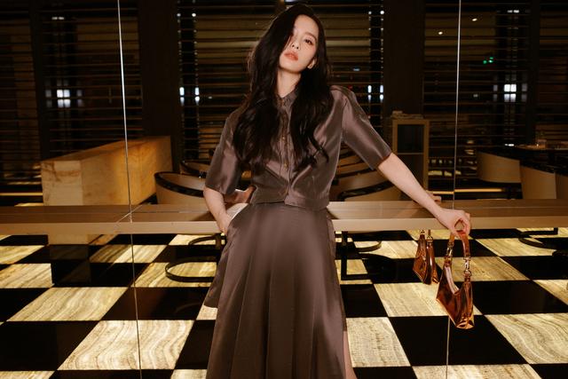 刘诗诗大地色穿搭温婉动人