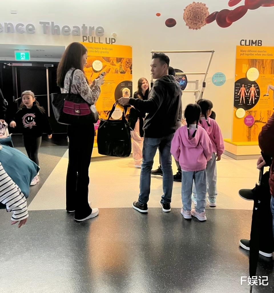 熊黛林郭可颂带女儿们出国旅游 路人视角下夫妻俩身高差明显
