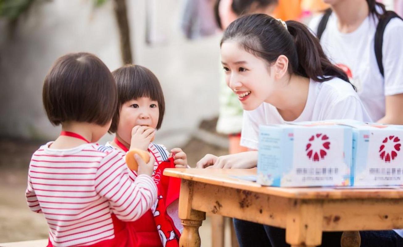 刘强东母亲首度露脸，展示儿媳章泽天买的大衣，婆媳情深阖家幸福