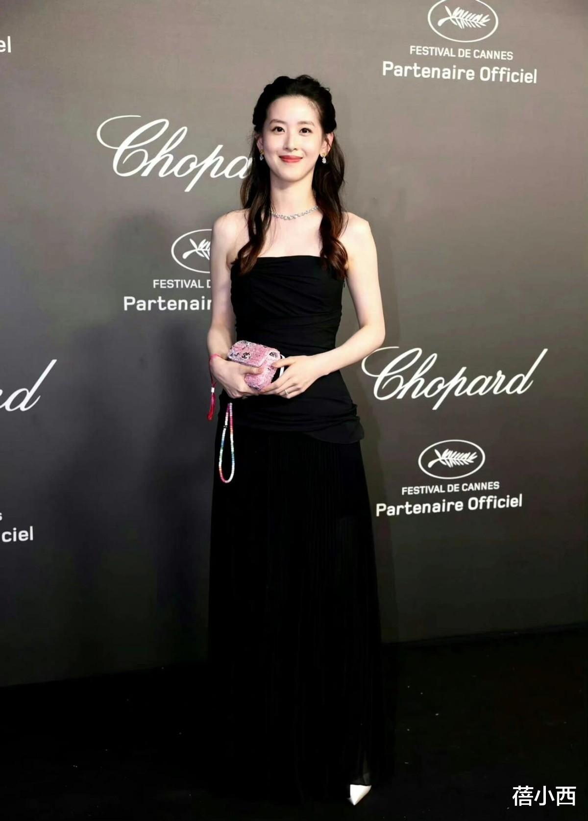 富商老婆章泽天品味开挂，穿白衬衫+阔腿裤，中长发型气质惊艳