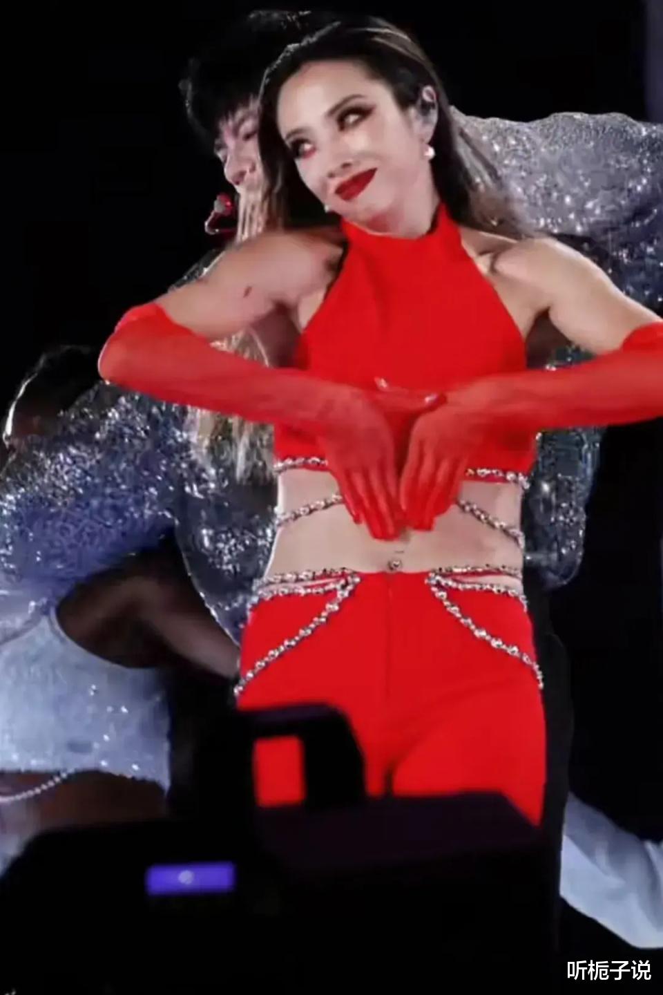 张杰演唱会与女伴热辣舞动!惹谢娜吃醋,发文还击:小伙子挺开朗