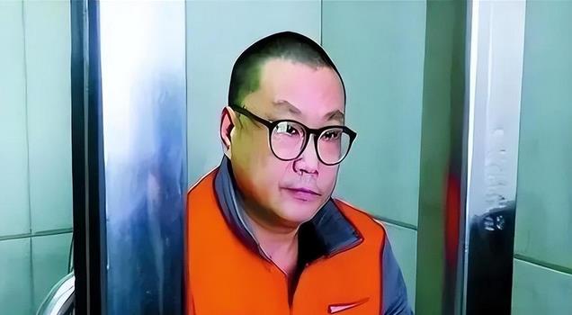 57岁于文华现状,住在农村自建房,裙子拖地喂土狗,曾遭前夫背叛