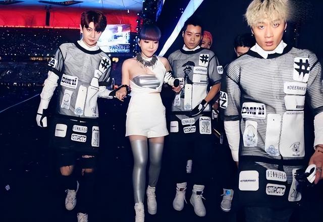 善恶终有报！国家终于出手，官媒紧急发声撕掉这些明星“遮羞布”