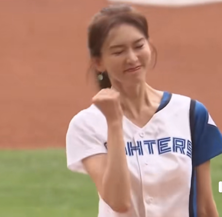 50岁林志玲近状曝光,现身日本棒球比赛,扮“狐狸”跳舞超可爱