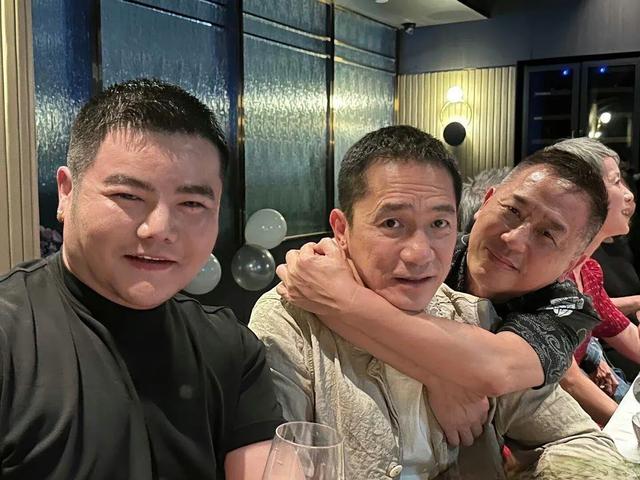 唐鹤德搂梁朝伟,窦靖童狄波拉同席,邱淑贞很美,梁家辉妻子露脸