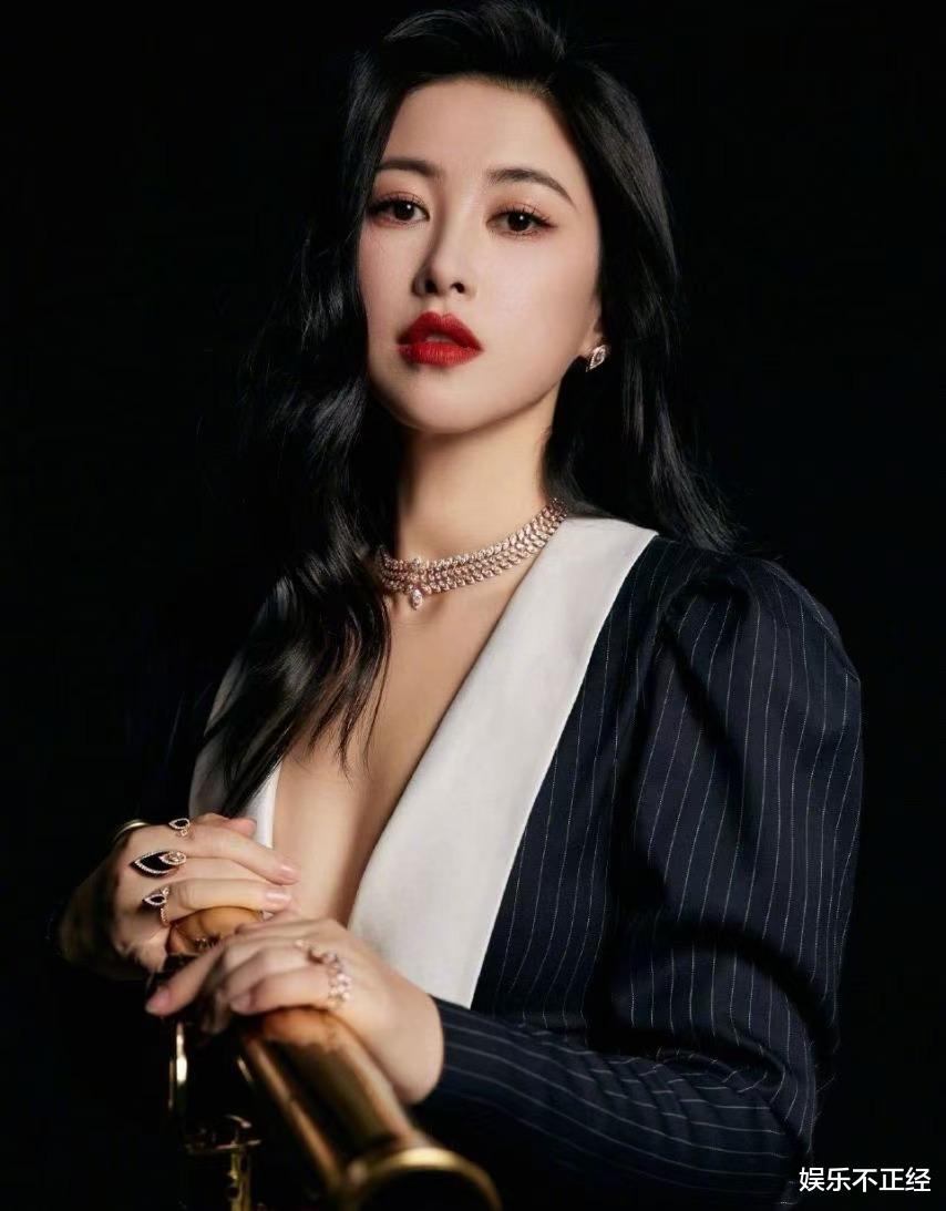 37岁刘亦菲与40岁朱珠同框，我才明白，骨相美与皮相美的差别！