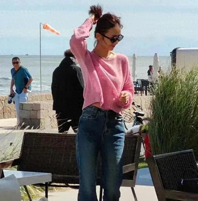 佟丽娅现身海南度假，保养的特别好，看不出像是40多岁的人