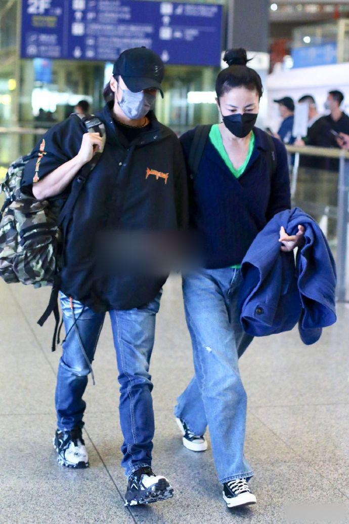 87岁谢贤消失2年现身街头找厕所，4名工人在旁，王菲上个月曾探望