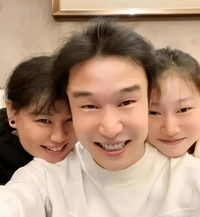 “爸爸基因”有多强大?父女俩共用一张脸,妈妈貌美如花也没用