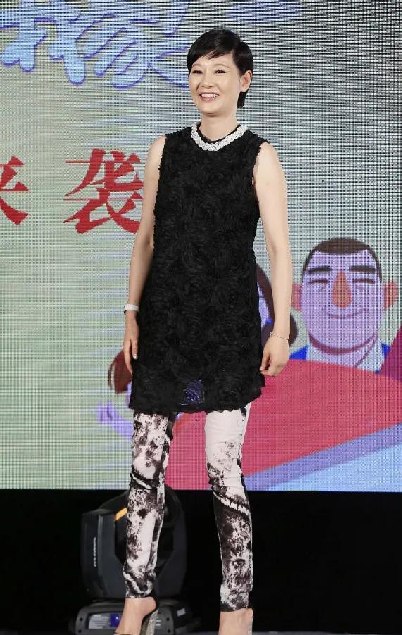 徐帆年轻时清纯可人,老了剪短发很中性,皮肤蜡黄干瘦像农家奶奶