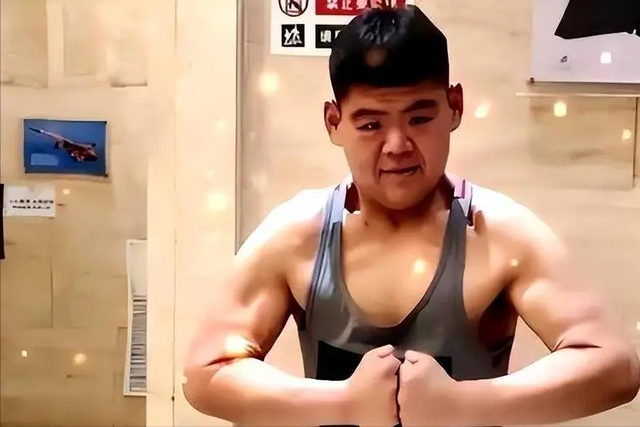 为爱切胃暴瘦480斤，成名后出轨与娇妻离婚，如今下场大快人心！