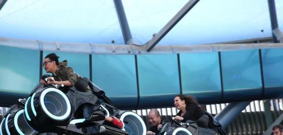 7年了,被迪士尼禁止进入的黄小蕾,为了女儿终究还是“妥协”了