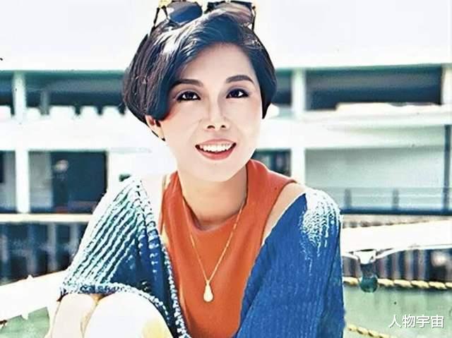 她气质非凡演唱俱佳,晚年爆红,与同性富贵女友同居17载感情如初