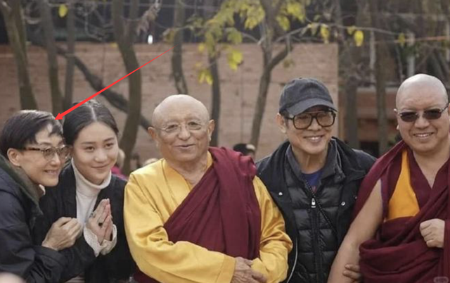 利智李连杰到海拔四千米高山修行惹争议,网友评论:修行还带老婆