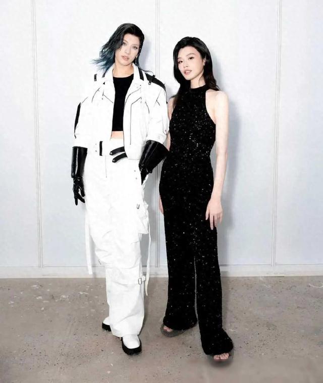 奚梦瑶和卡琳娜的合影一个178,一个188,太养眼了!