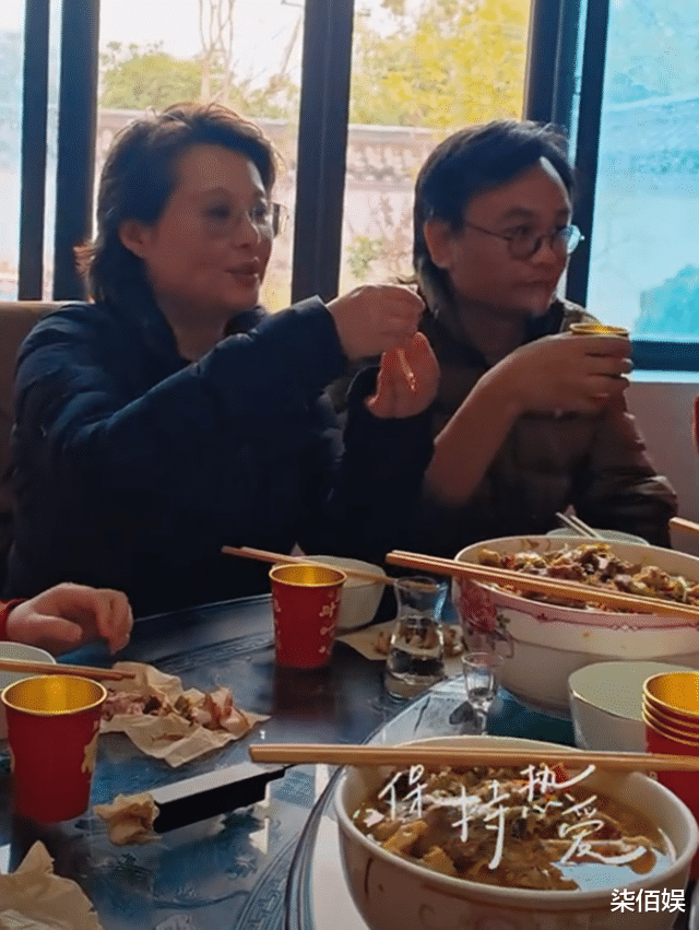 袁立跟小11岁老公到湖南农村串亲，52岁变老变胖，但仍有别于众人